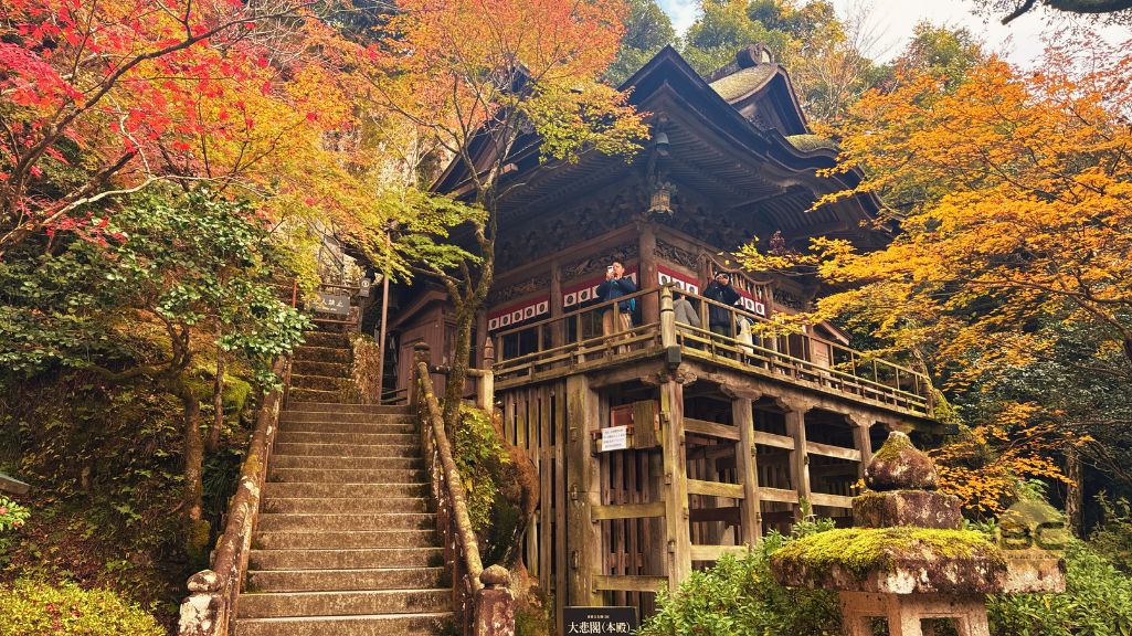 那谷寺本堂と紅葉、石川県人気紅葉ランキング１位
清水寺を思わせるような舞台造りの本殿は絶好の撮影スポットです。