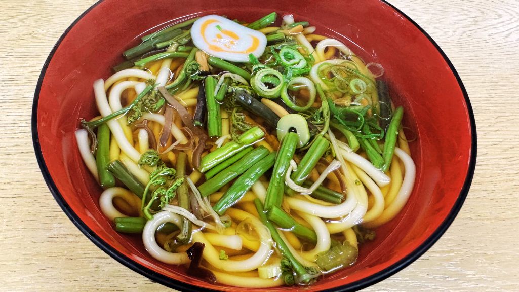 那谷寺近くの花山亭で提供される山菜うどん、紅葉散策後におすすめの一品