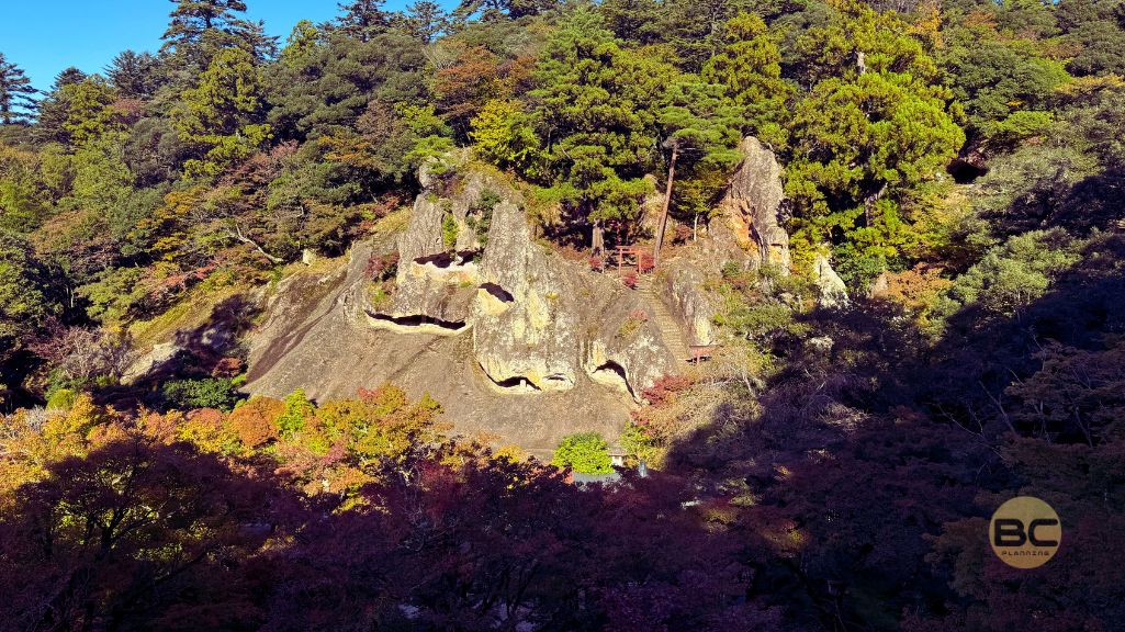 白い奇岩と紅葉が織りなす絶景を見ることができます。展望台からの眺めは午後2時を過ぎると手前側が影になってしまいます。