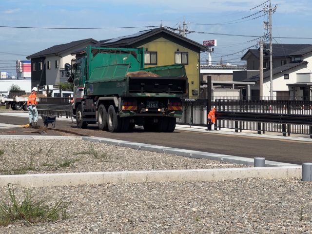 合材ダンプが到着！舗装の開始です。