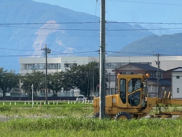 近隣の小学校の登校時間を避け、舗装の開始時間を遅らせる配慮がされています。