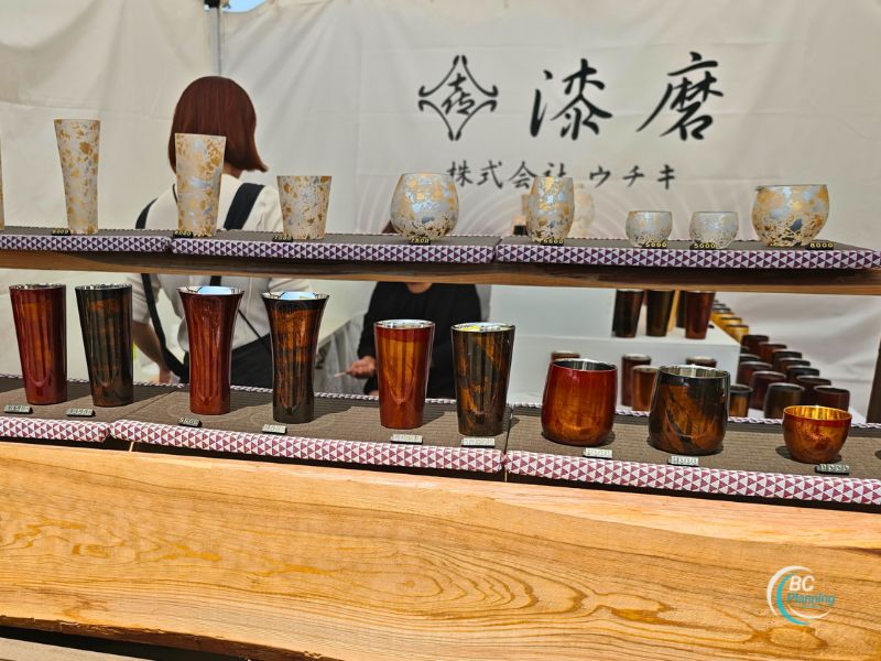 輝くステンレスボディに山中塗が施された「漆磨」タンブラー