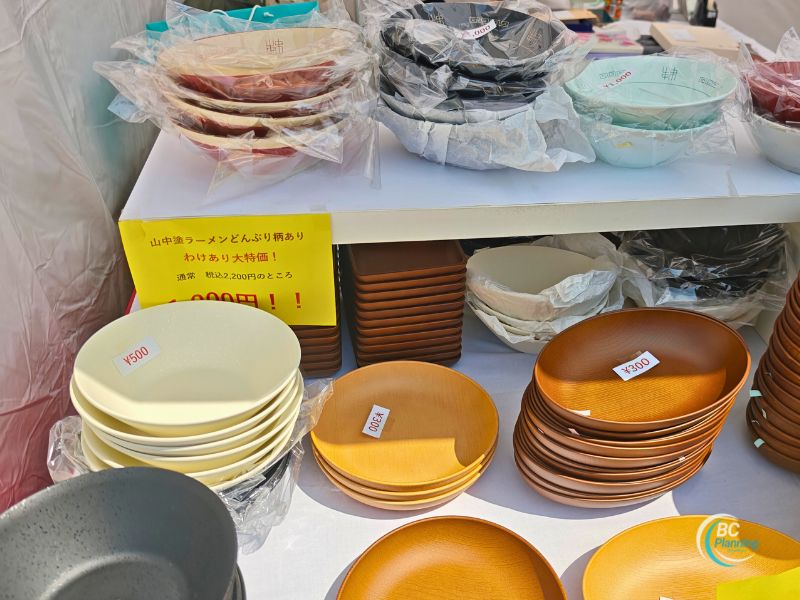 ラーメンどんぶりや日常使いの漆器が並ぶミタニの店先