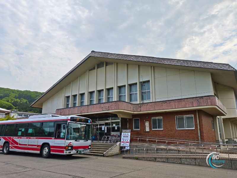 臨時駐車場(山中健民体育館)に停車中のシャトルバス
