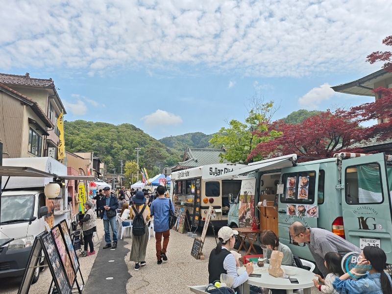 山中漆器まつりの飲食ブースエリアに並ぶ色々なキッチンカー