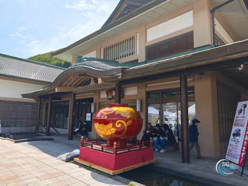 山中温泉街の観光の拠点「山中座」
大きな漆器のモニュメントがあります