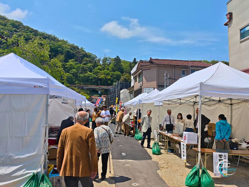 山中漆器まつり2025の賑わう会場風景