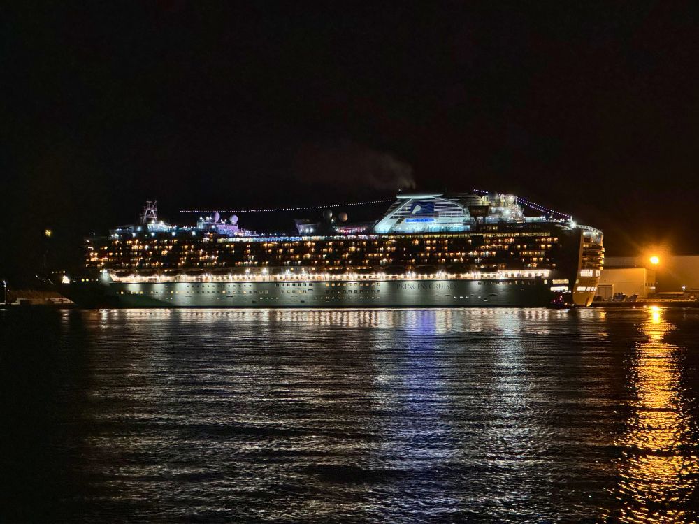 金沢港を出港するダイヤモンド・プリンセス号。18:00、暗い海に船体の豪華なイルミネーションが煌々と輝く夜景。